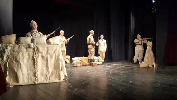 Kadın mücadelesini anlatan “Jîn” oyunu Diyarbakır’da ayakta alkışlandı