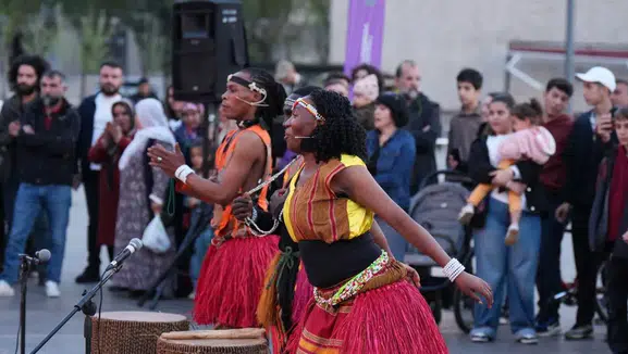 Diyarbakır’da sanat rüzgarı: Sokaklar tiyatro sahnesine, meydanlar festival alanına dönüştü