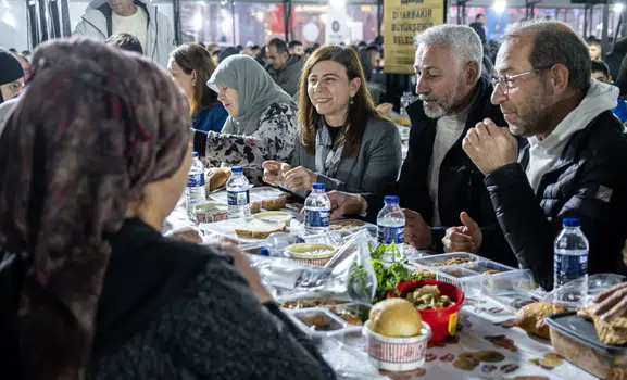 Diyarbakır’da 6 bin 500 kişilik iftar: Dağkapı Meydanı’nda yoğunluk