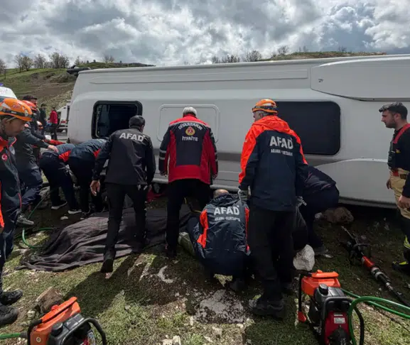 Diyarbakır’da korkutan kaza: Midibüs devrildi, çok sayıda yaralı var