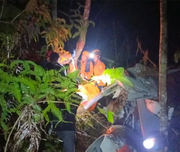 Endonezya’da korkutan kaza: Helikopter düştü, 8 can kaybı