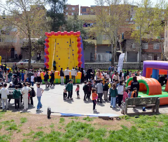 Diyarbakır’da sokaklar spor alanına dönüştü: Yüzlerce çocuk sahaya indi