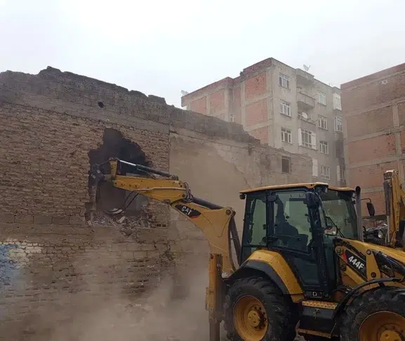 Diyarbakır’da tehlike saçan binalar tek tek yıkılıyor