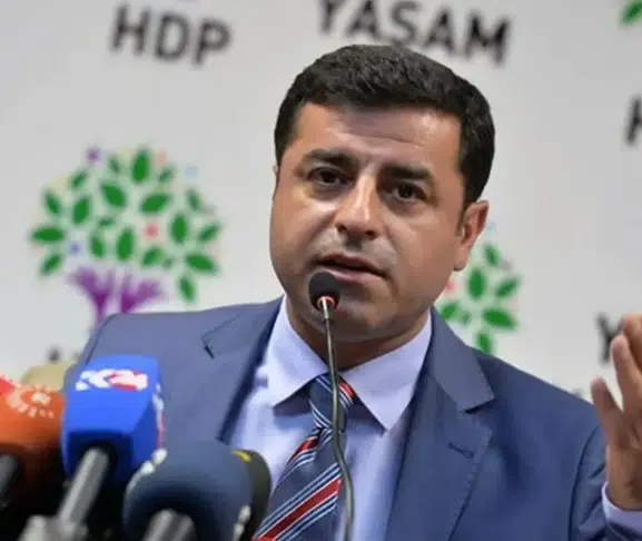 Demirtaş'tan seçim startı: Siyaset koridorlarını değil, demokrasiyi işaret etti