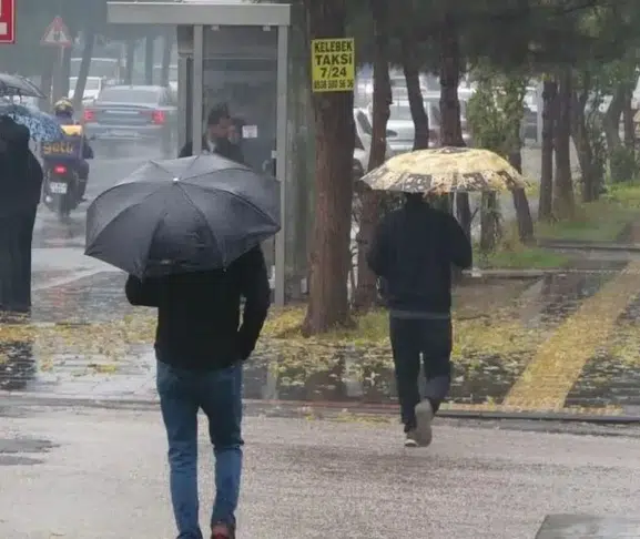 Diyarbakırlıların şemsiye mesaisi: Meteorolojiden kuvvetli sağanak ve toz taşınımı uyarısı
