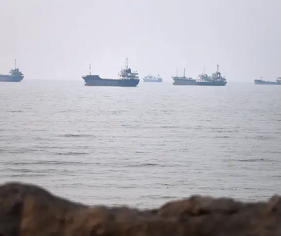 Hürmüz Boğazı'nda tansiyon zirvede: ABD'den hava harekatı, İran'dan geçişleri durdurma kararı