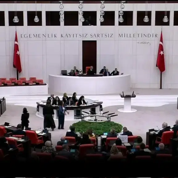 Meclis’te tansiyon yükseldi! DEM Parti ve AK Parti vekilleri karşı karşıya geldi