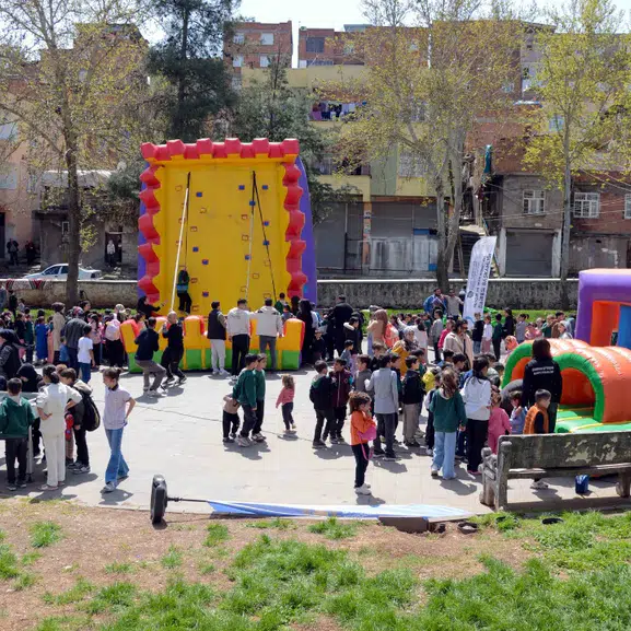 Diyarbakır’da sokaklar spor alanına dönüştü: Yüzlerce çocuk sahaya indi