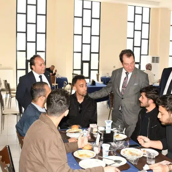 Dicle Üniversitesi’nde sürpriz buluşma: Rektör öğrencilerle aynı sofrada