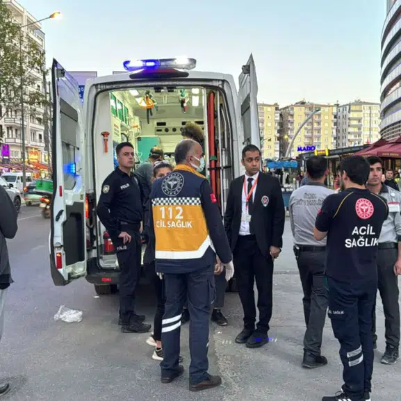 Diyarbakır’da korku dolu anlar: İnşaat halindeki otelde çıkan yangın paniğe yol açtı