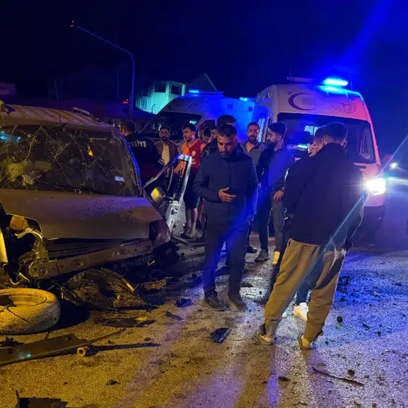 Hakkari'de kavşak ve çevre yolunda kaza: Toplam 8 yaralı