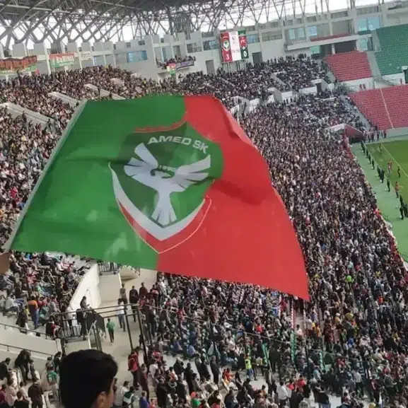 Amedspor taraftarları Bursa'da güç birliğine gitti: Barikat ve Mor Barikat sahneye çıktı