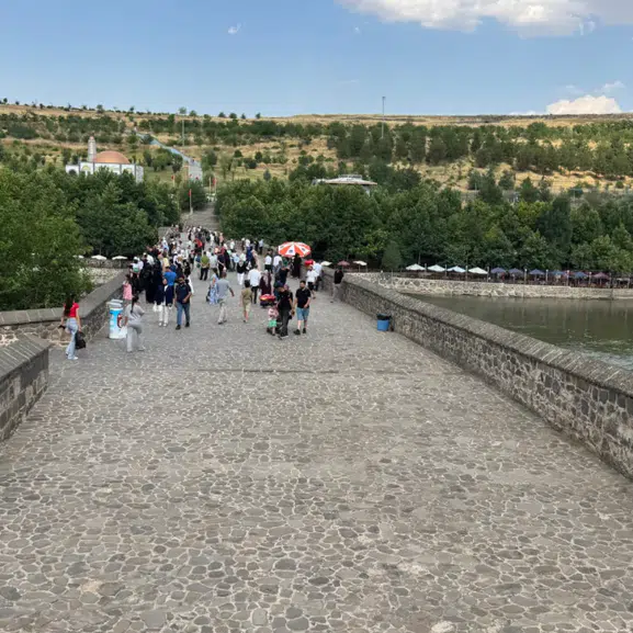 Diyarbakır'da sıcak hava turizmi etkiledi: On Gözlü Köprü boş kaldı