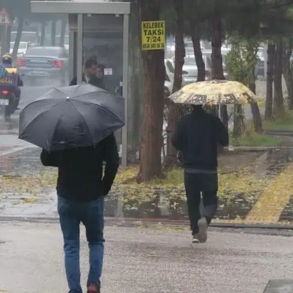 Diyarbakırlıların şemsiye mesaisi: Meteorolojiden kuvvetli sağanak ve toz taşınımı uyarısı