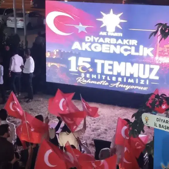 Diyarbakır'da 15 Temmuz nöbeti: Hemşehrileri Erkan Petekkaya'nın başrolündeki filmle o geceyi andılar