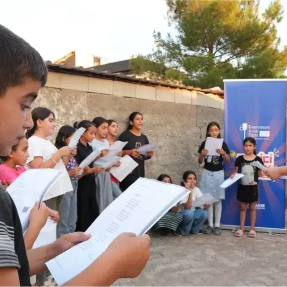 Diyarbakır’ın kırsalında sanat rüzgarı: Çocuklar notalarla ve fırçalarla hayallerini resmetti