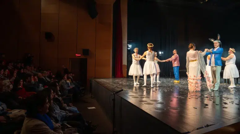 Diyarbakır’da Shakespeare rüzgarı! Kürtçe uyarlama ayakta alkışlandı