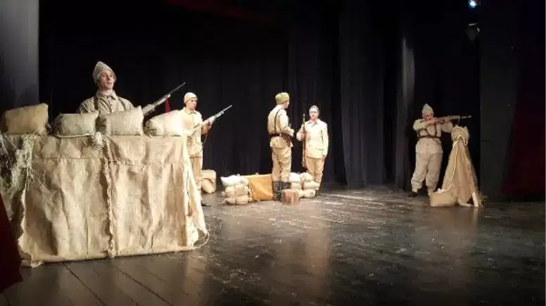 Kadın mücadelesini anlatan “Jîn” oyunu Diyarbakır’da ayakta alkışlandı