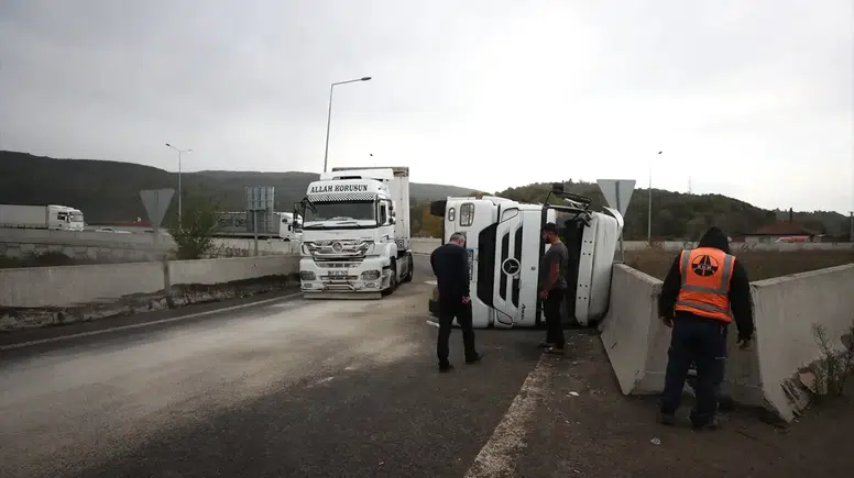 Mardin’de Kontrolden çıkan tır devrildi, sürücü yaralandı