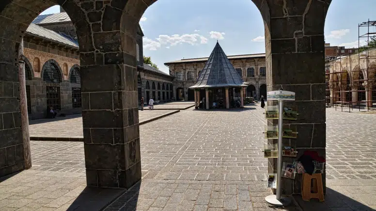 Diyarbakır Ulu Camii’nde “Nakş-ı Esma” Sergisi Açıldı