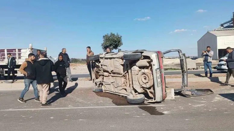 Şanlıurfa’da otomobil tıra çarptı: Araç devrildi, 3 kişi yaralandı