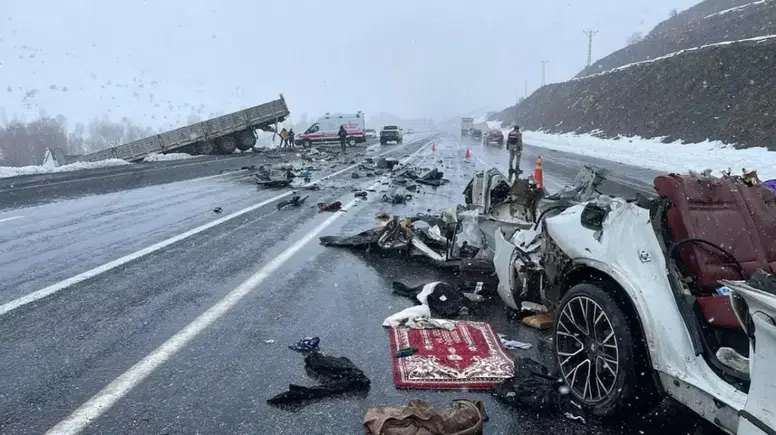 Tatvan’da korkunç kaza: 2 kişi hayatını kaybetti