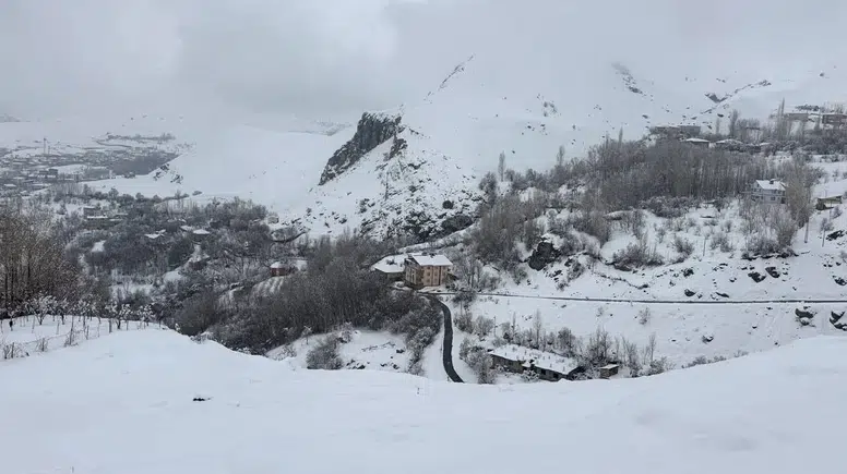 Kar ve tipi etkili oldu: 4 ilde yollar kapandı