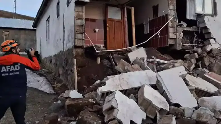Ağrı’da deprem paniği: 4.3’lük sarsıntı, köylerde hasar var