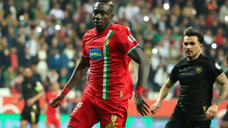 Diagne sözünü tuttu: 26 gole ulaştı, takımına telefon dağıttı