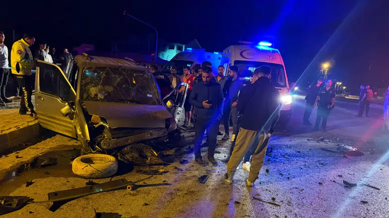 Hakkari'de kavşak ve çevre yolunda kaza: Toplam 8 yaralı