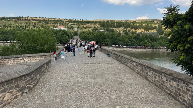 Diyarbakır'da sıcak hava turizmi etkiledi: On Gözlü Köprü boş kaldı