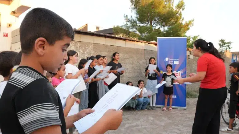 Diyarbakır’ın kırsalında sanat rüzgarı: Çocuklar notalarla ve fırçalarla hayallerini resmetti