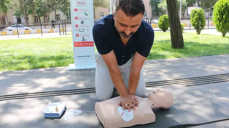 Diyarbakır’da saniyelerle yarış: Kalp durmasına karşı sokaklara "yaşam üniteleri" yerleştirildi