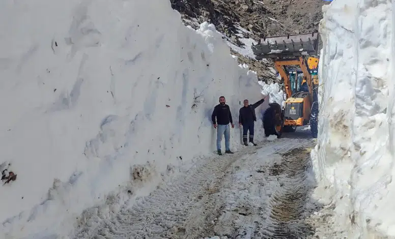 Kulp’ta çığ su kaynağını vurdu! 6 günlük mücadeleyle akış normale döndü