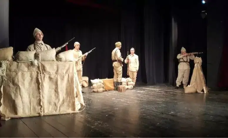 Kadın mücadelesini anlatan “Jîn” oyunu Diyarbakır’da ayakta alkışlandı