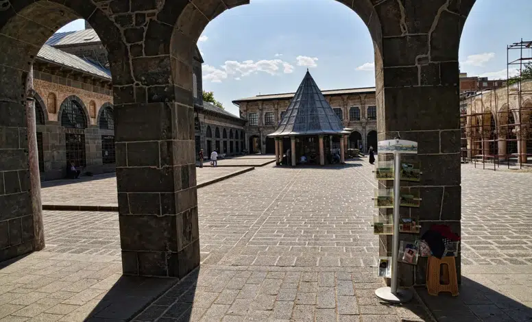 Diyarbakır Ulu Camii’nde “Nakş-ı Esma” Sergisi Açıldı