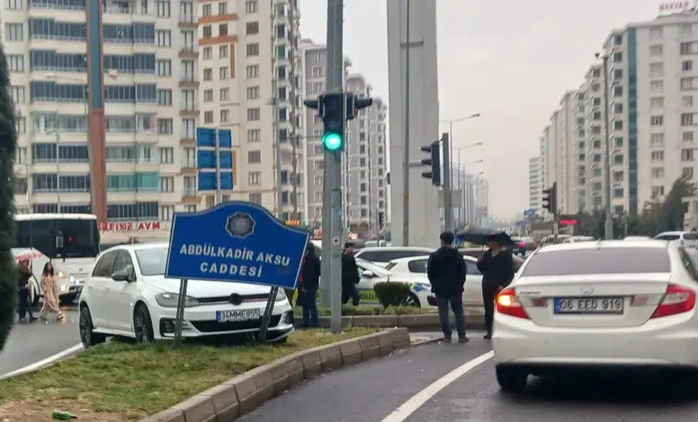 Diyarbakır’da yağışlı hava kazaya yol açtı: Araç refüje çıktı