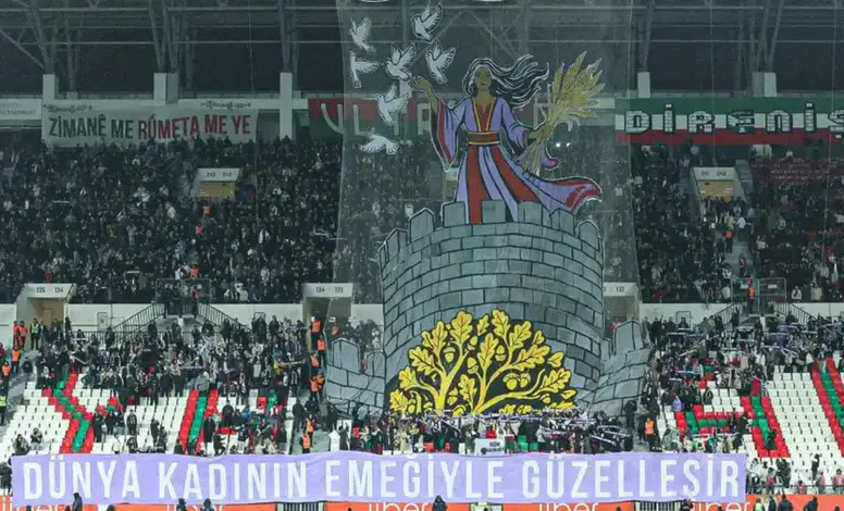 Amedspor maçında 8 Mart koreografisi: “Dünya kadının emeğiyle güzelleşir”