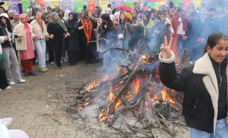 Diyarbakır’da Newroz ateşi ilçelerde yakıldı