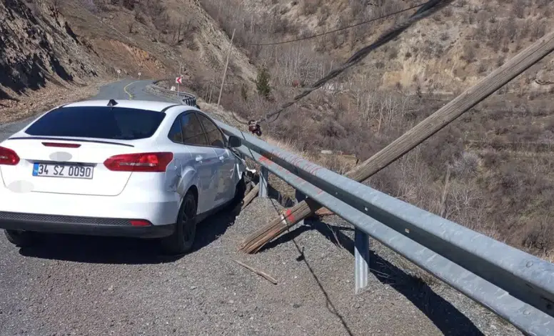Diyarbakır’da otomobil bariyerlere çarptı: Kaza maddi hasarla atlatıldı