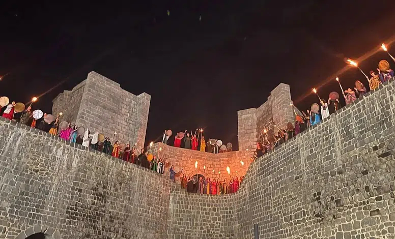 Diyarbakır surlarında Nevroz ateşi yakıldı