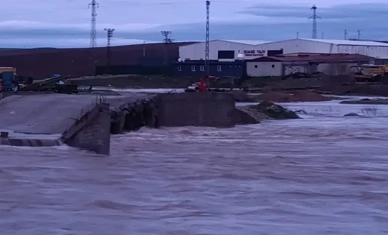 Bismil'de sağanak köprüyü yıktı