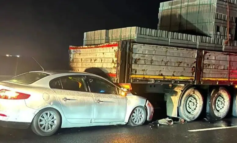 Diyarbakır’da feci kaza: Otomobil TIR’ın altına girdi, 2 yaralı