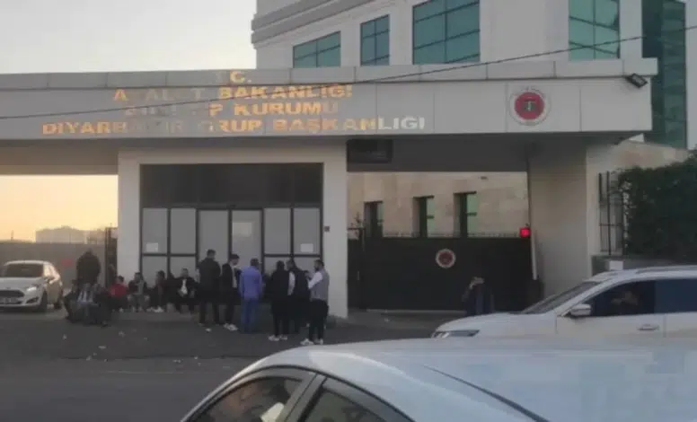 Diyarbakır’da akraba kavgası kanlı bitti: 1 ölü, 3 yaralı