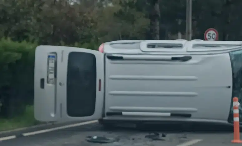 Dicle Üniversitesi’nde korkutan kaza! Araç takla attı: 3 yaralı