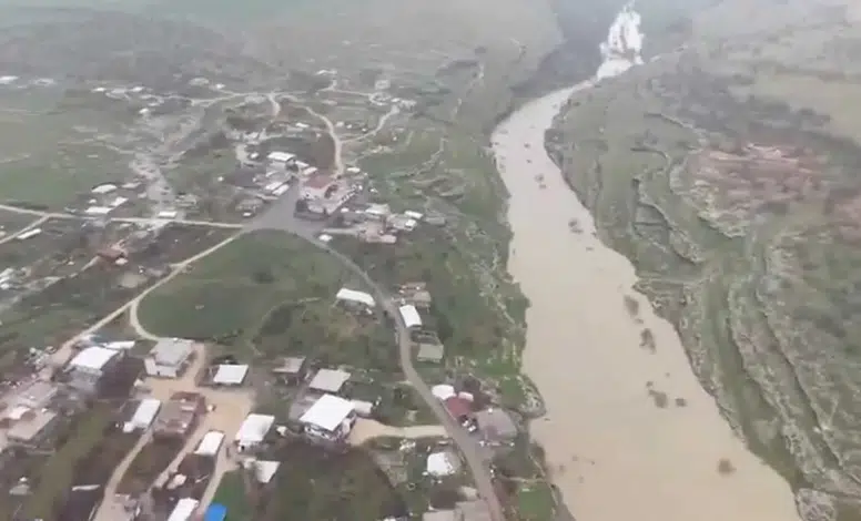 Diyarbakır’da dere taştı! Yol kapandı, tarlalar sular altında