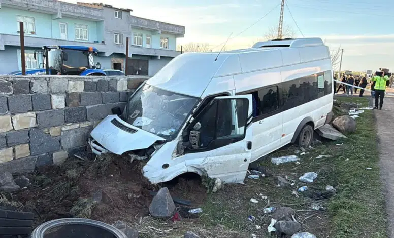 Diyarbakır’da işçi servisi duvara çarptı: 12 kişi yaralandı