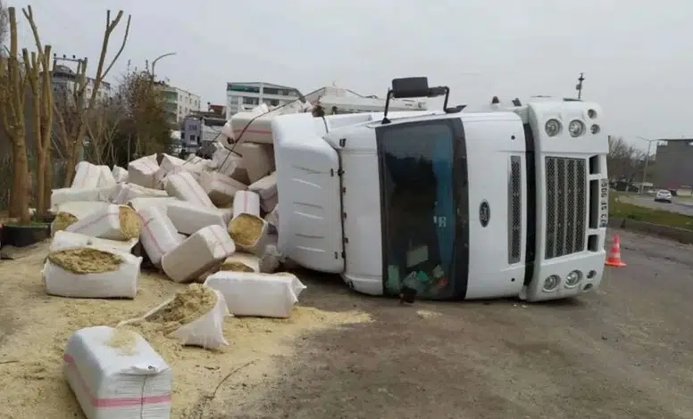 Silvan’da saman yüklü Tır devrildi: 7 araç hasar gördü
