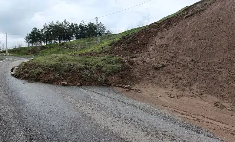 Yoğun yağış Diyarbakır-Mardin yolunda toprak kaymasına neden oldu
