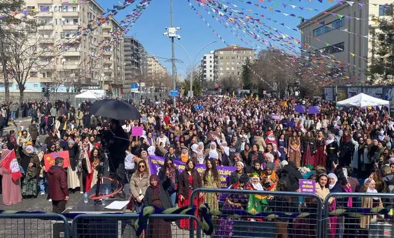 Diyarbakır’da 8 Mart coşkusu: Binlerce kadın meydanda buluştu